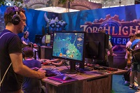 Un gamer jouant à Torchlight