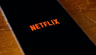 Logo de Netflix sur smartphone